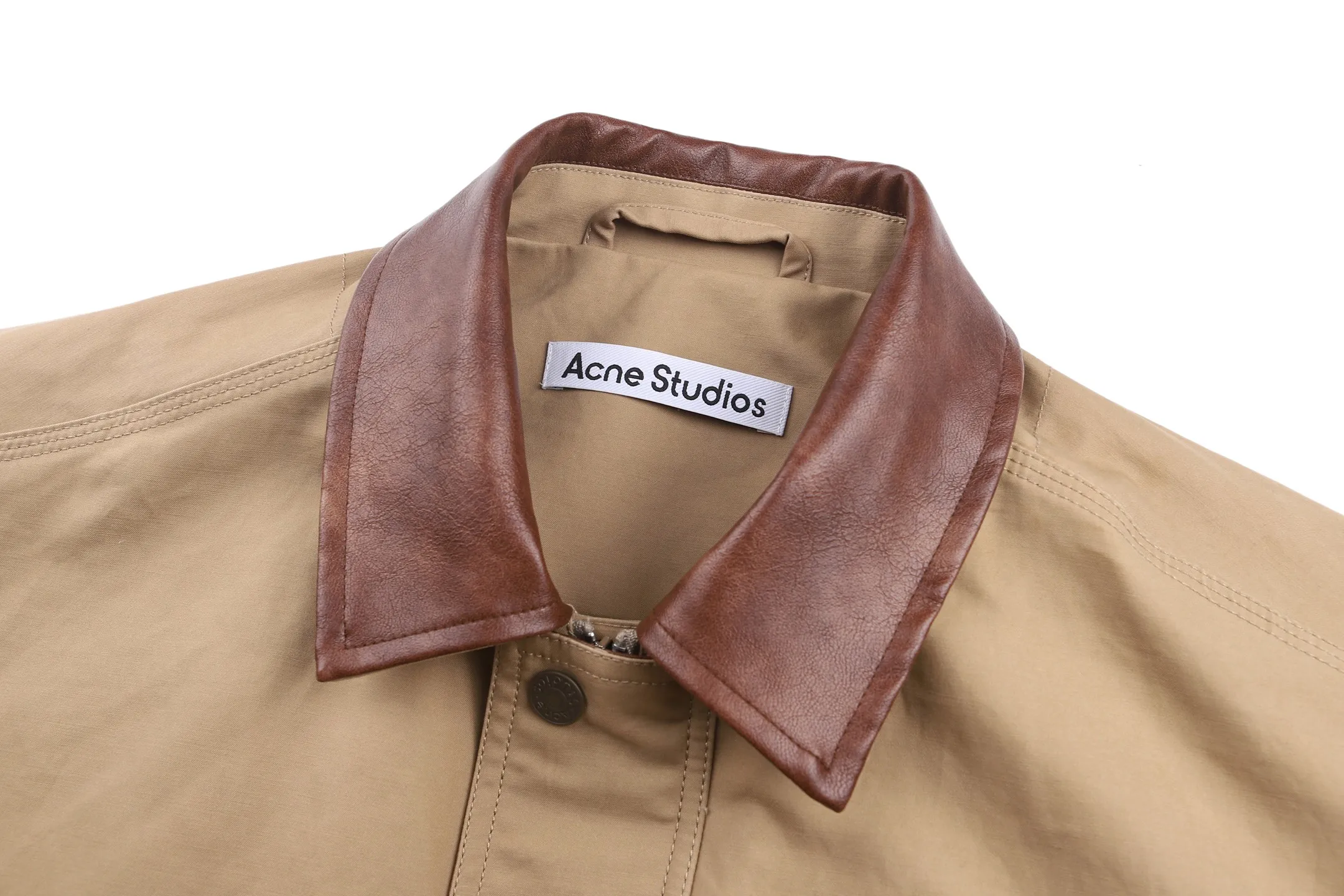 Acne Studio 25FW leather logo twill jacket ●Purchased and developed by Authentic 9500 ●100% fine cotton high-density plain woven fabric ●Cotton twill woven lining ●Padding Washed cotton ●Meli PU leather ●Template embroidery ●Fabric enzyme washing ●Customized 1:1 leather tag ●Customized 1:1 buttons ●Customized 1:1 zipper ●Customized 1:1 rope ●Customized 1:1 trademark ●Loose fit ●Size: 42 44 46 48 ●Style number: 2130/3C#10